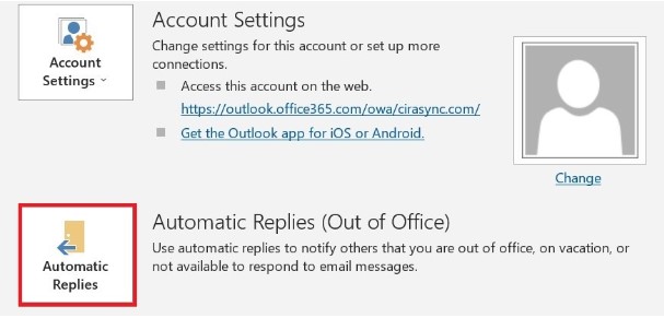 hacer clic en respuestas automáticas en Outlook